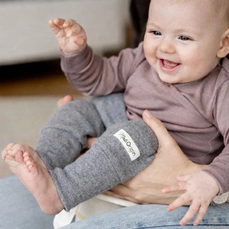 Baby Abhalten am Schoss